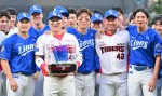 "돌부처 마지막 여행에 뭉클"... 오승환 광주 은퇴 투어에 KIA 선수들도 울었다